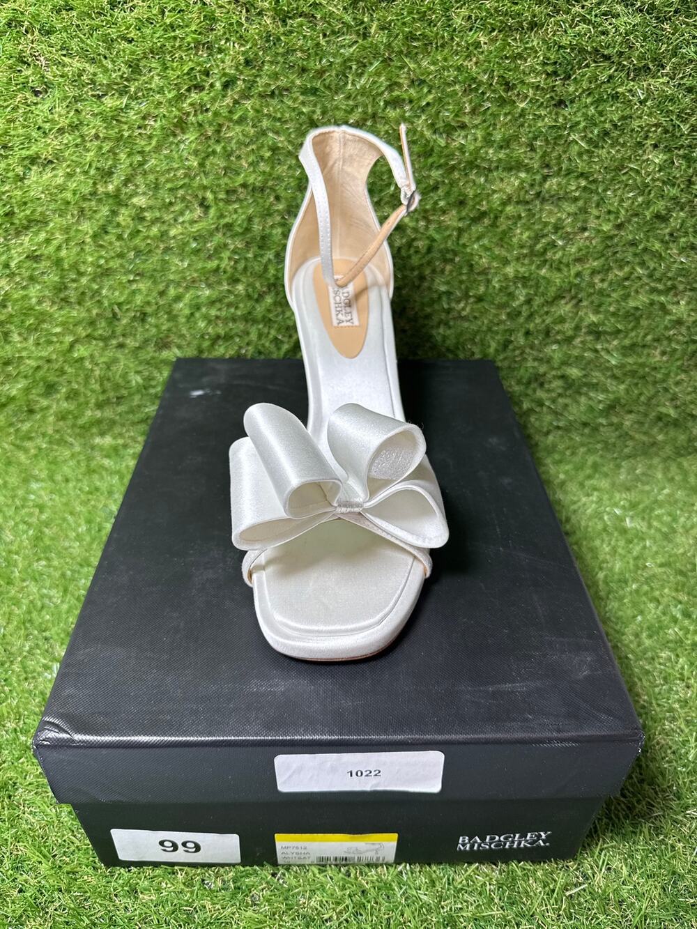 Badgley Mischka Alysha White Satin Open Toe Kitten Heel Bridal Sandal Size 10